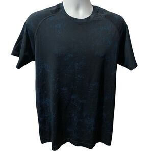 Lululemon Athletics Men's Blue camouflage short sleeve shirt 20x27